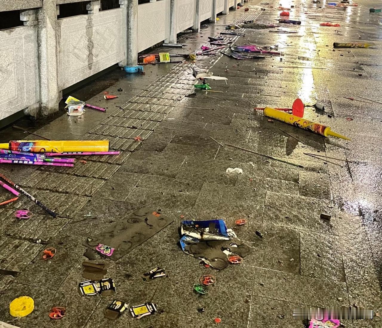 春节期间一定要给环卫工人加薪，很多人放完烟火留下一地狼藉！