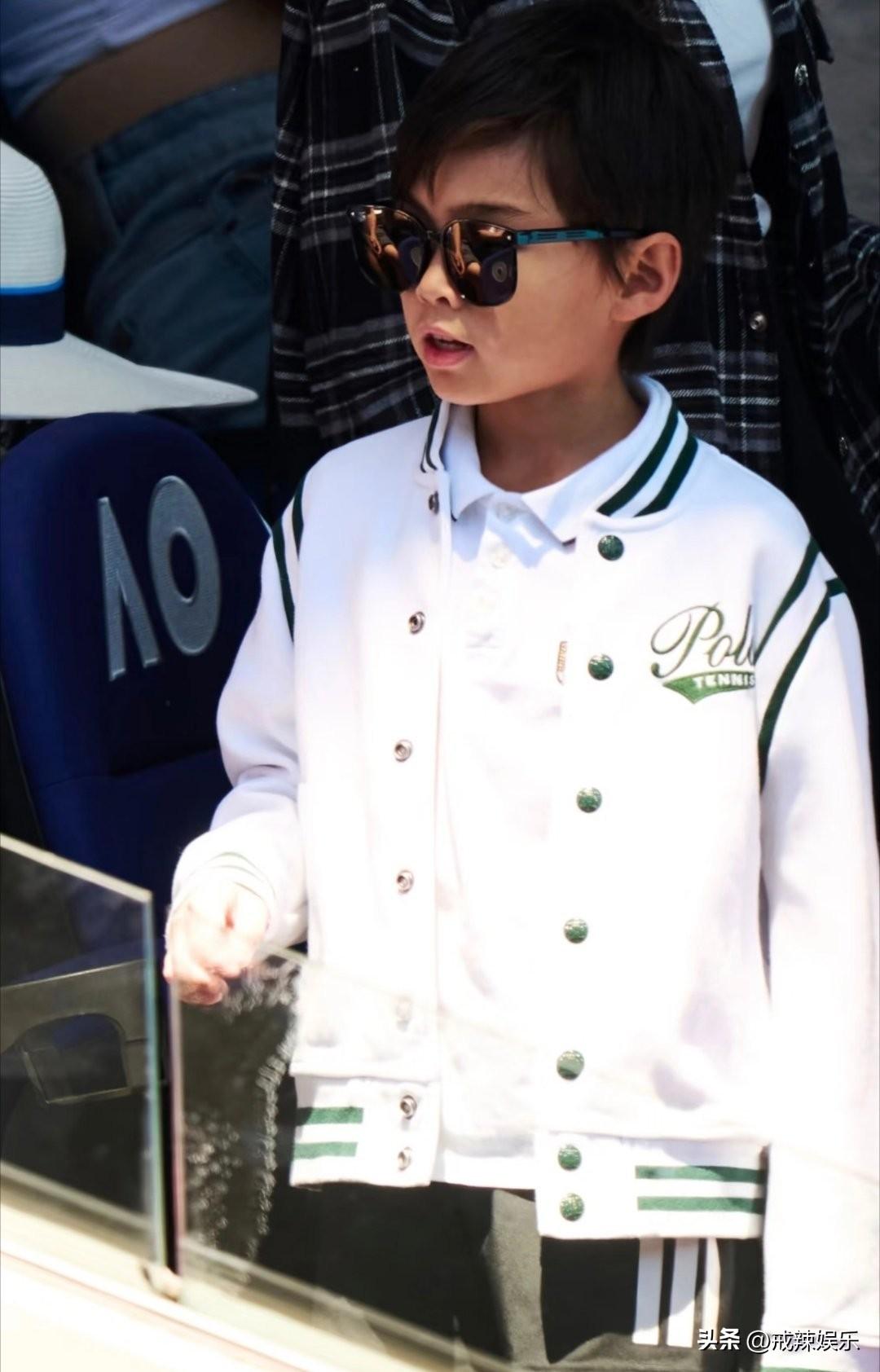 周杰伦儿子真的改善基因了！昆凌功劳太大了。

周杰伦儿子这个脸型和昆凌一模一样，