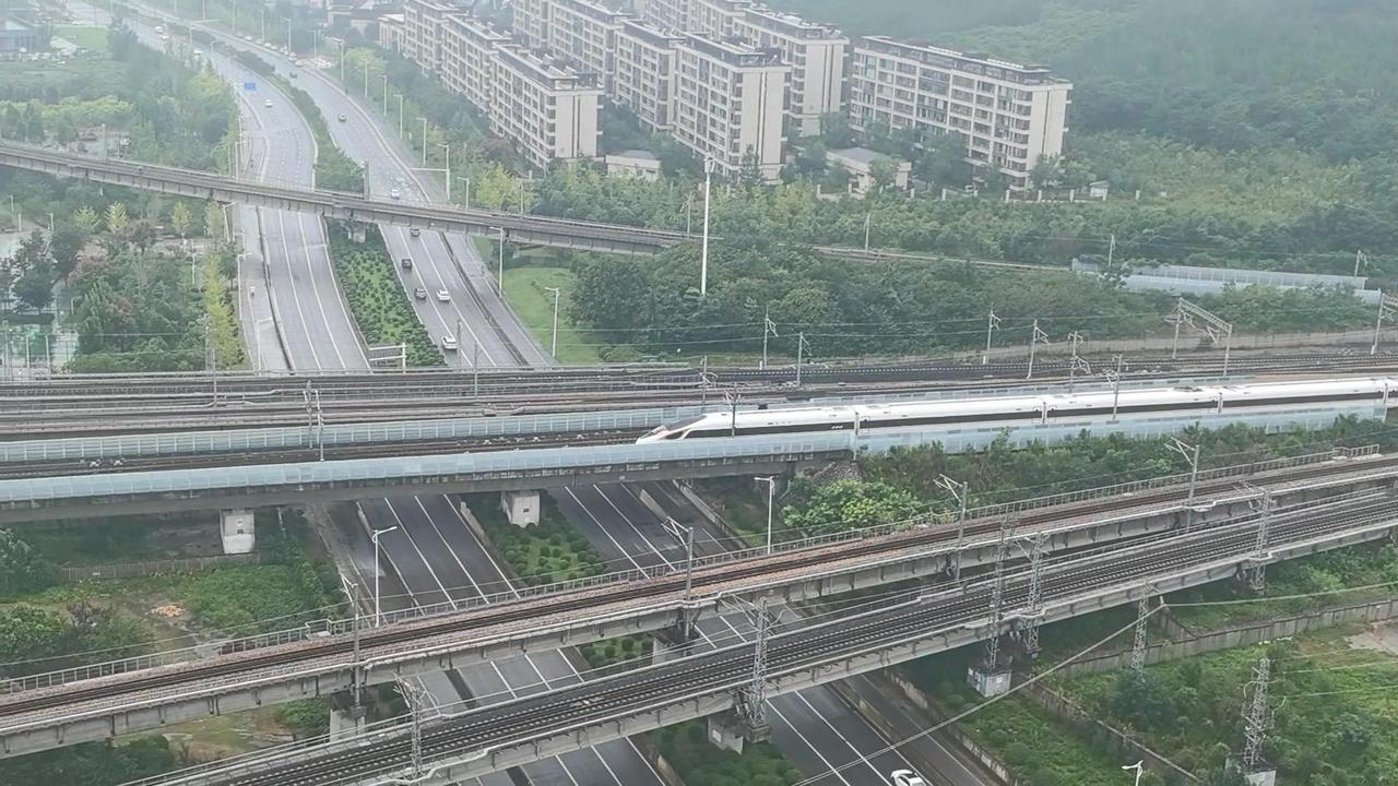 徐州大湖站三高铁交汇的场面太震撼了！金凤凰重联南下，和谐号跨站有序发车，每一趟列