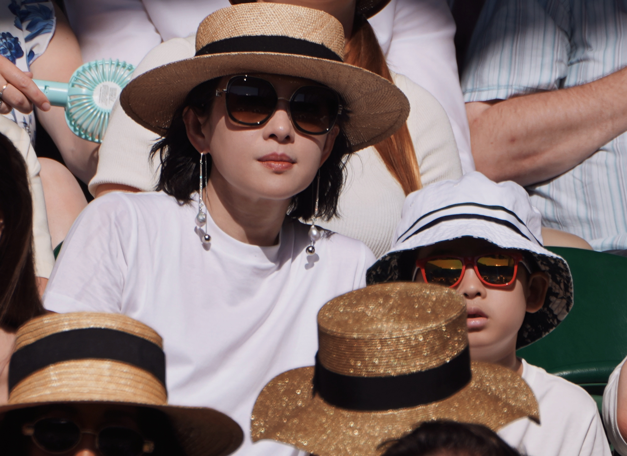 章子怡身穿RalphLauren亮相温网🎾 从容自信的巨星带儿女看球状态很松弛