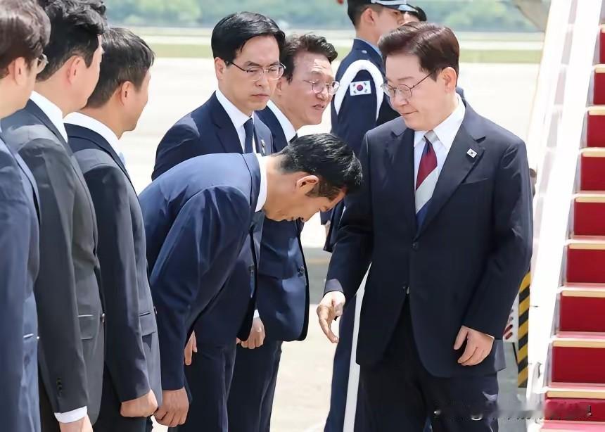 ＃时政观察员＃  这是谁？见了李在明低三下四，弯腰低头到如此地步？也太失体面了。