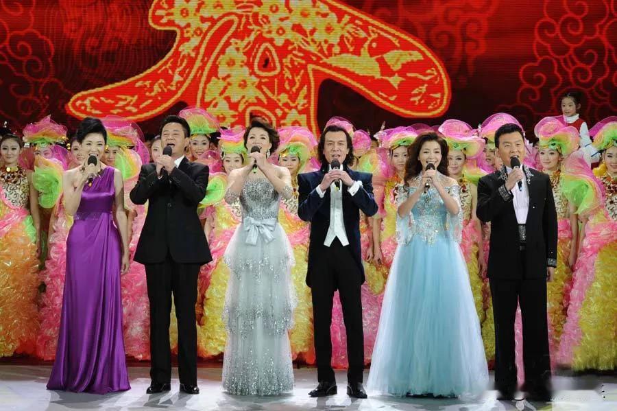 这应该是春晚历史上，主持阵容最强大的一届春晚了。董卿、周涛、朱迅3位资深女主持，