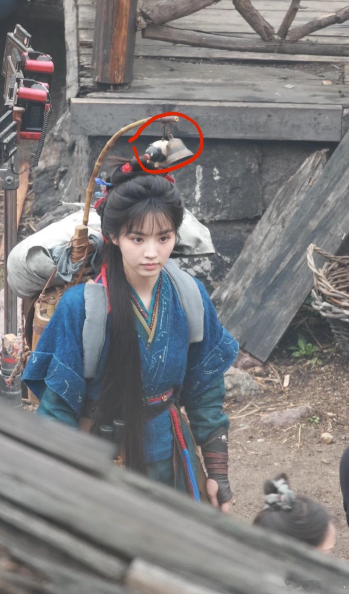 论田曦薇有多在乎逐玉，hi6剧宣她特意在腰上挂了剧里的樊长玉猪猪挂件，比任何人都