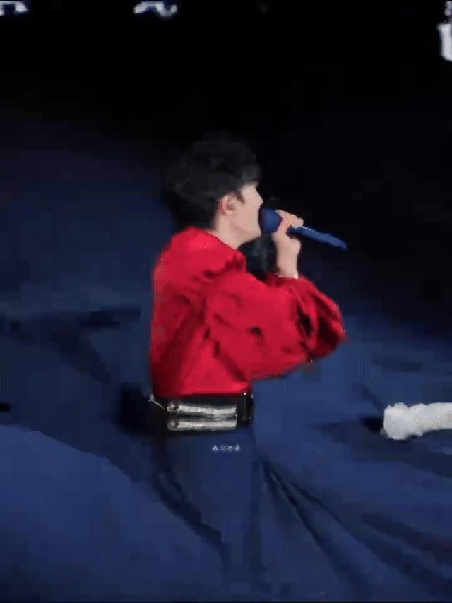 这个舞台创意真的太有意思了，雨后春笋般的鱼“攻击”，周深能做到沉浸演唱，忍住不笑