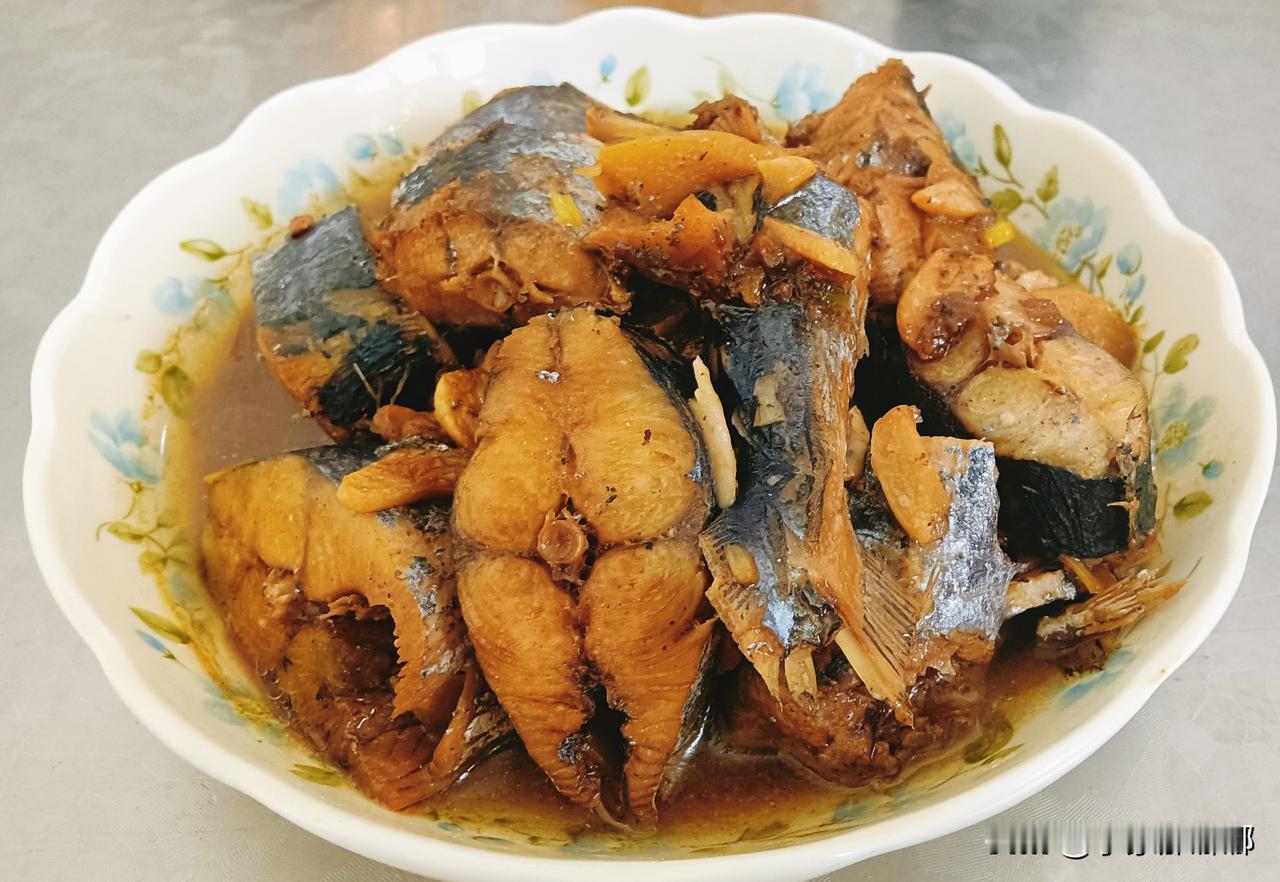 晚饭～即墨农村老李家今晚两人的晚饭

红烧小鲅鱼
小红肉蒜蓉苦瓜
妈妈牌火烧
煮