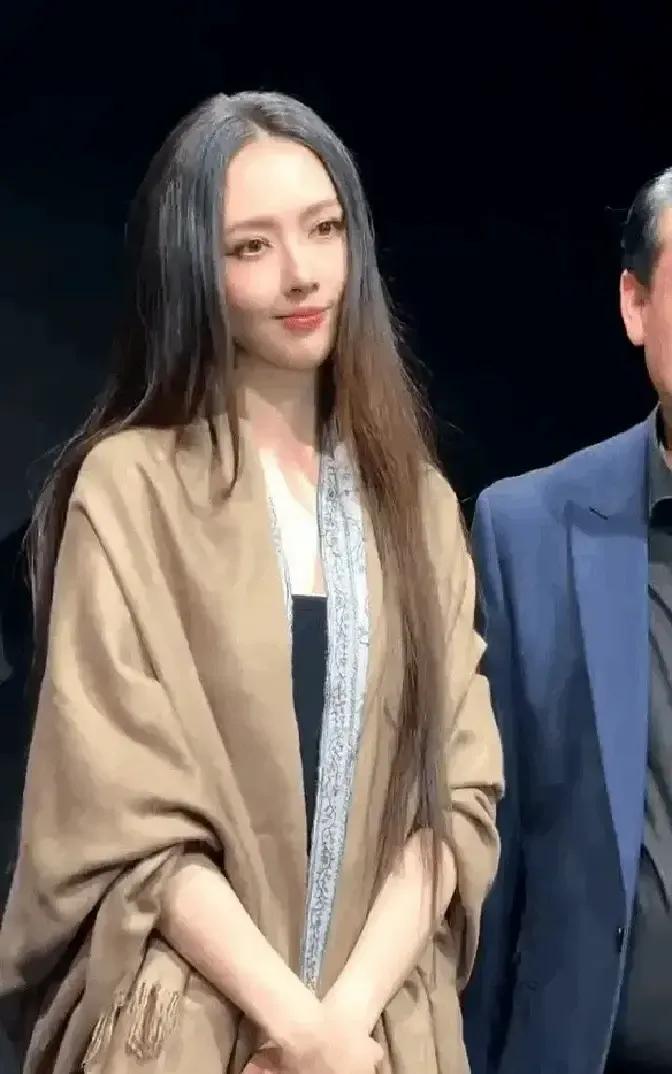 郭碧婷一张侧脸图被转疯，说她发量稀薄、眼下青黑、指节干瘦，像被婚姻吸干仙气。
我