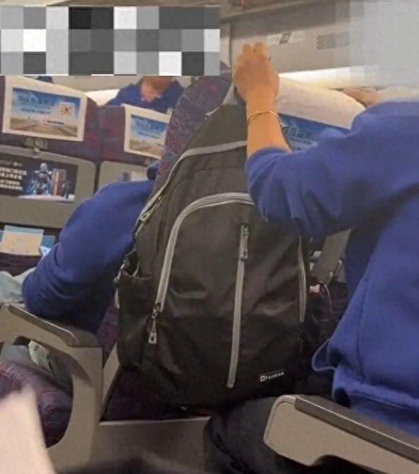 G7062次列车“广场舞”，谁来管管？
事情是这样的，12月1号，张女士拍了个视