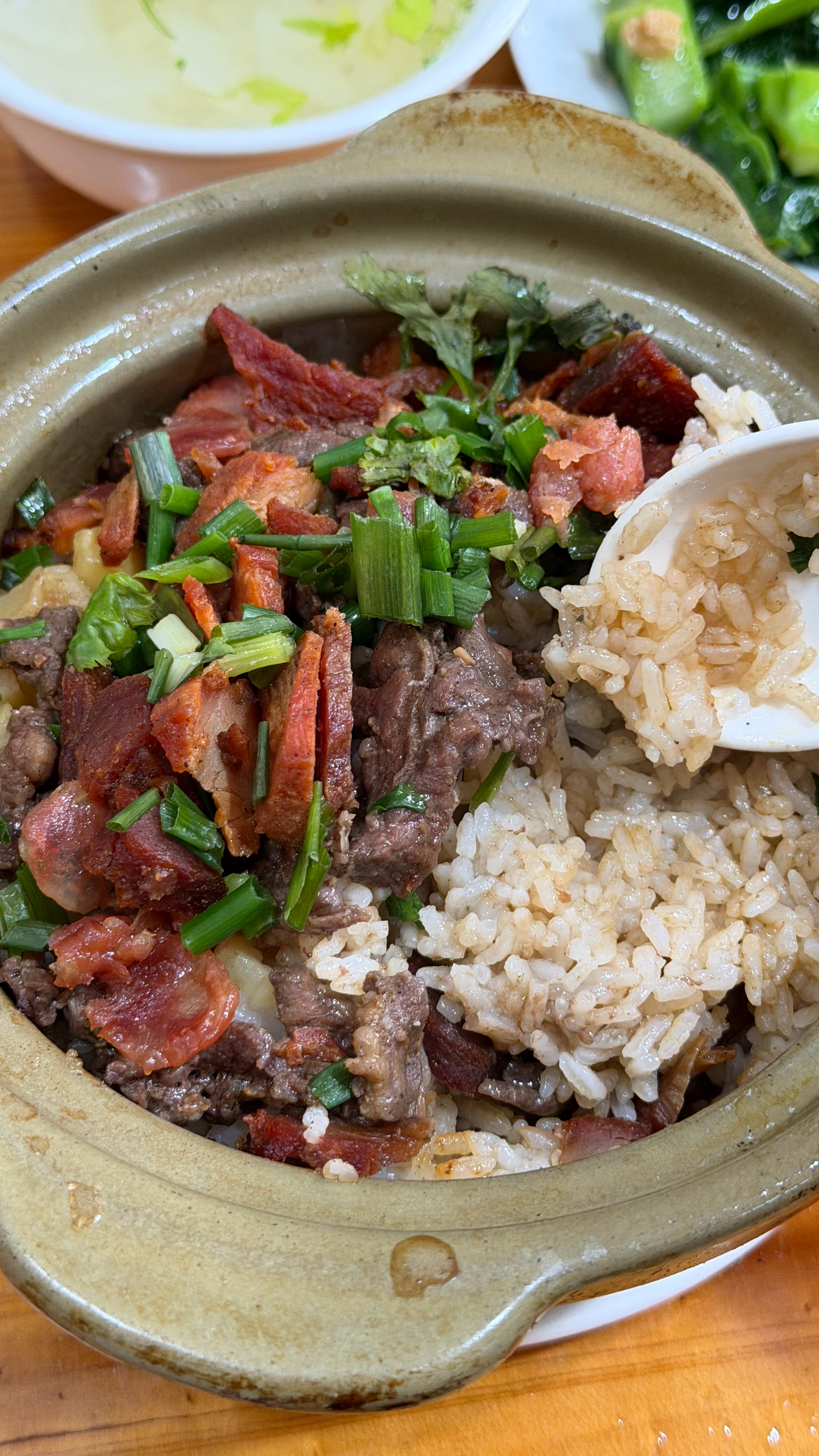 我会走在街上随机挑一个本地人跟在人家屁股后面去吃饭 