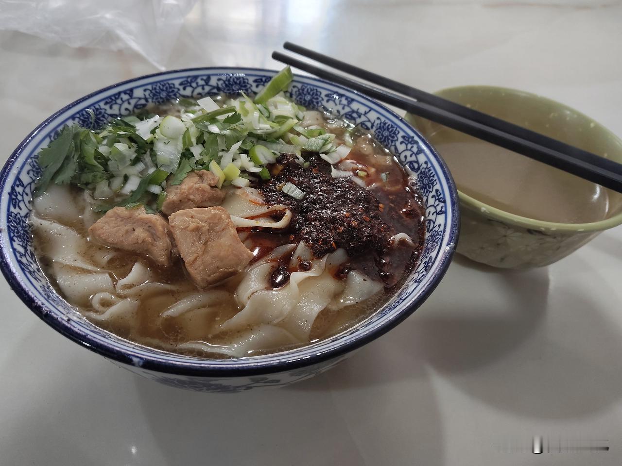 杜氏扯面

其实，陇西大肉面最初是扯面，后来不知怎的，以揪面片为主。但我还是爱吃