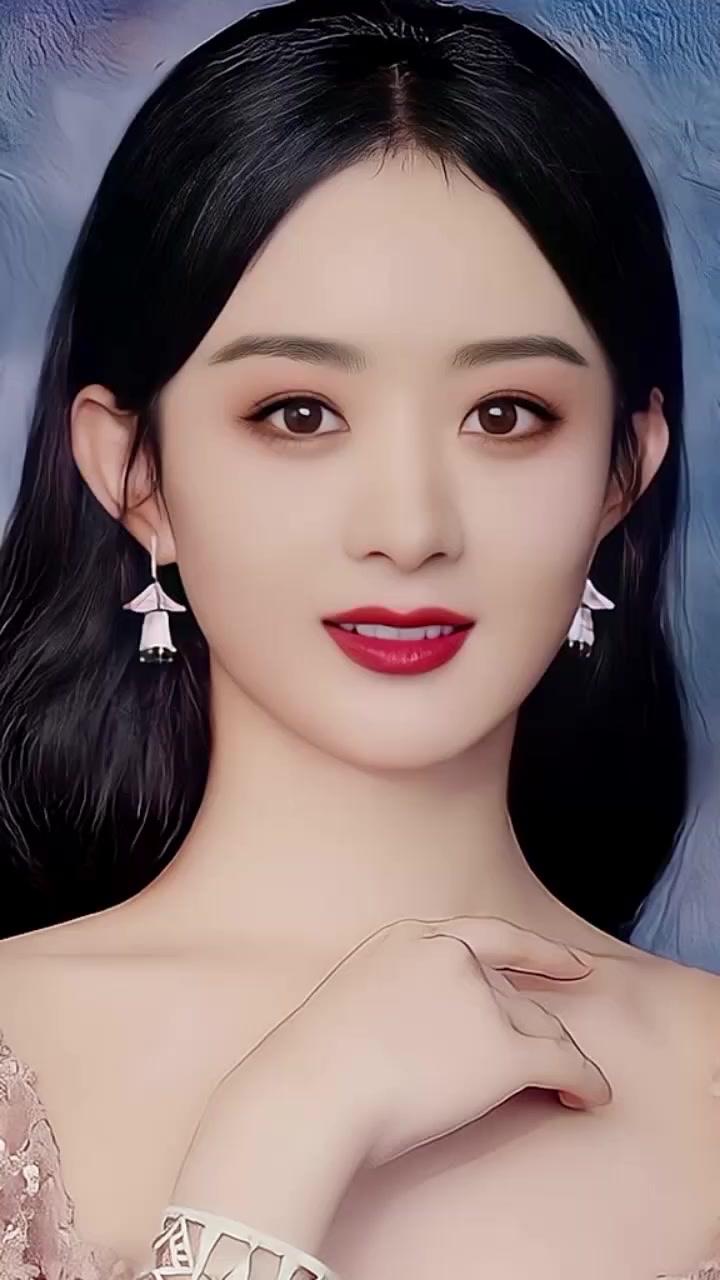 赵丽颖莎疯了！出席活动穿白色仙女裙美翻了，网友：归来仍是女孩。她与三个人传过绯闻