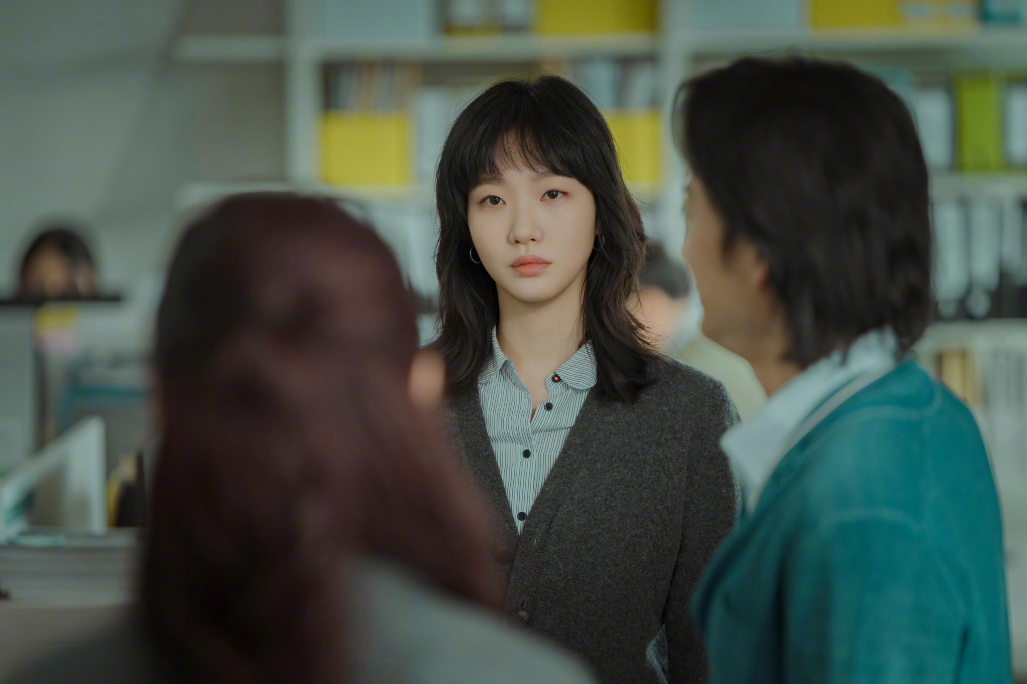 金高银[超话]朴智贤演员[超话] 主演Netflix新剧妳和其余的一切 公开剧照