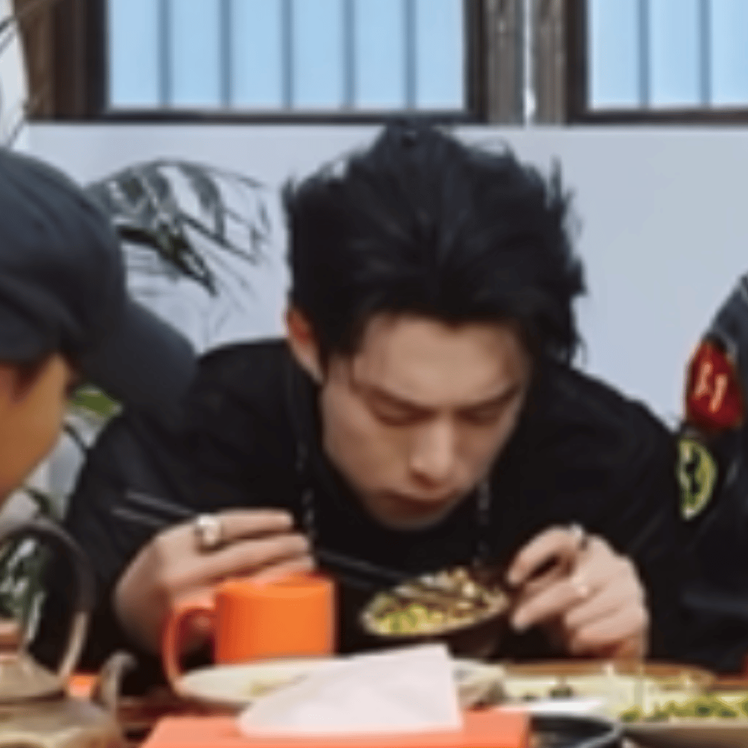 王鹤棣减肥白天鸡蛋晚上鸡的全家 王鹤棣拍杂志不出片的原因找到了，吃饱了撑的 