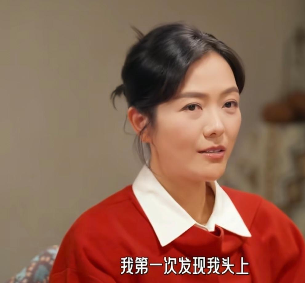48岁杨乐乐坦言家中各种假发片，说:“我第一次发现我头上没有那个头发，我好难接受
