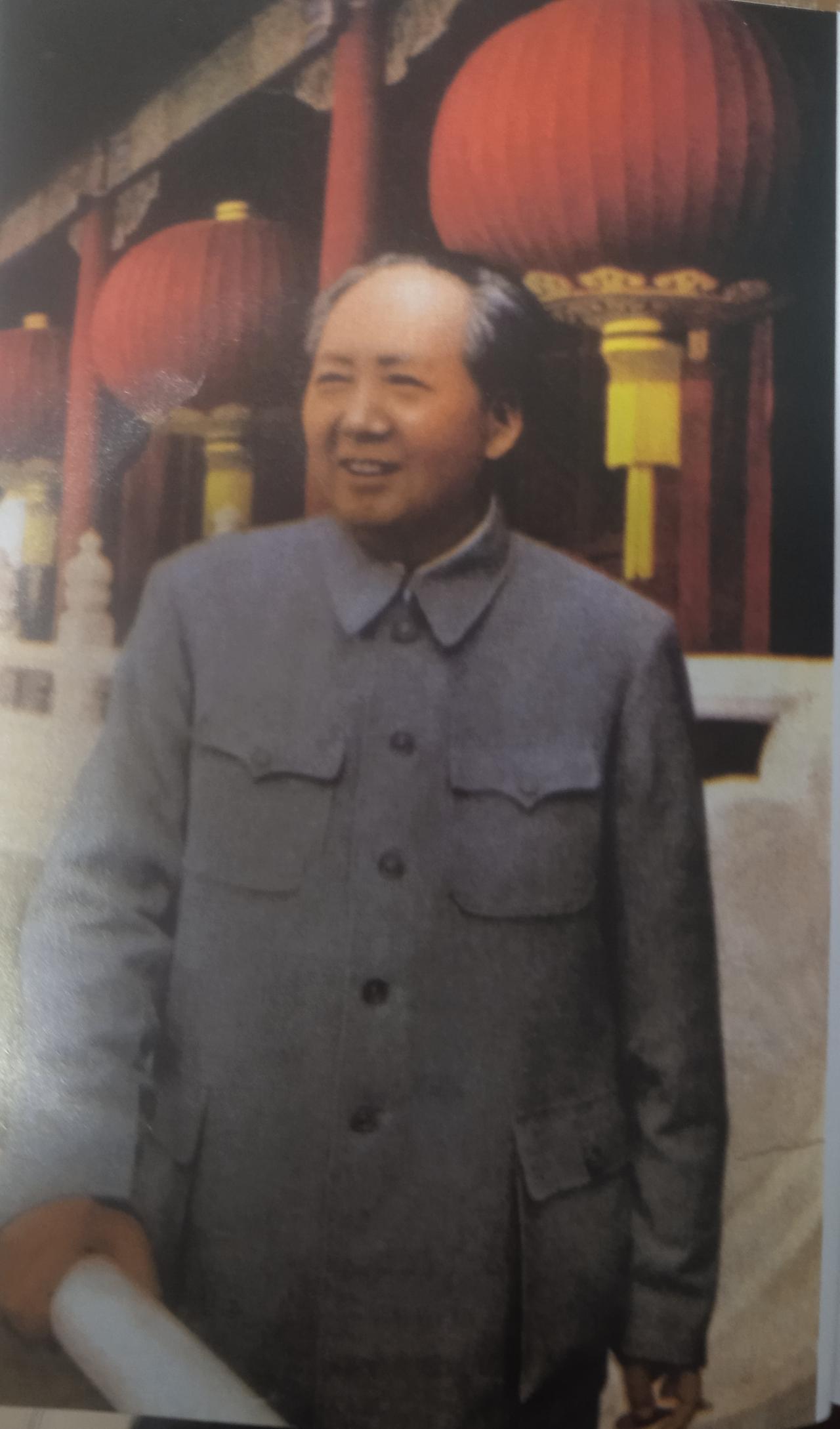 毛主席的历史地位和功绩己载入史册，不容改变。
      在历史进程的长河中，客