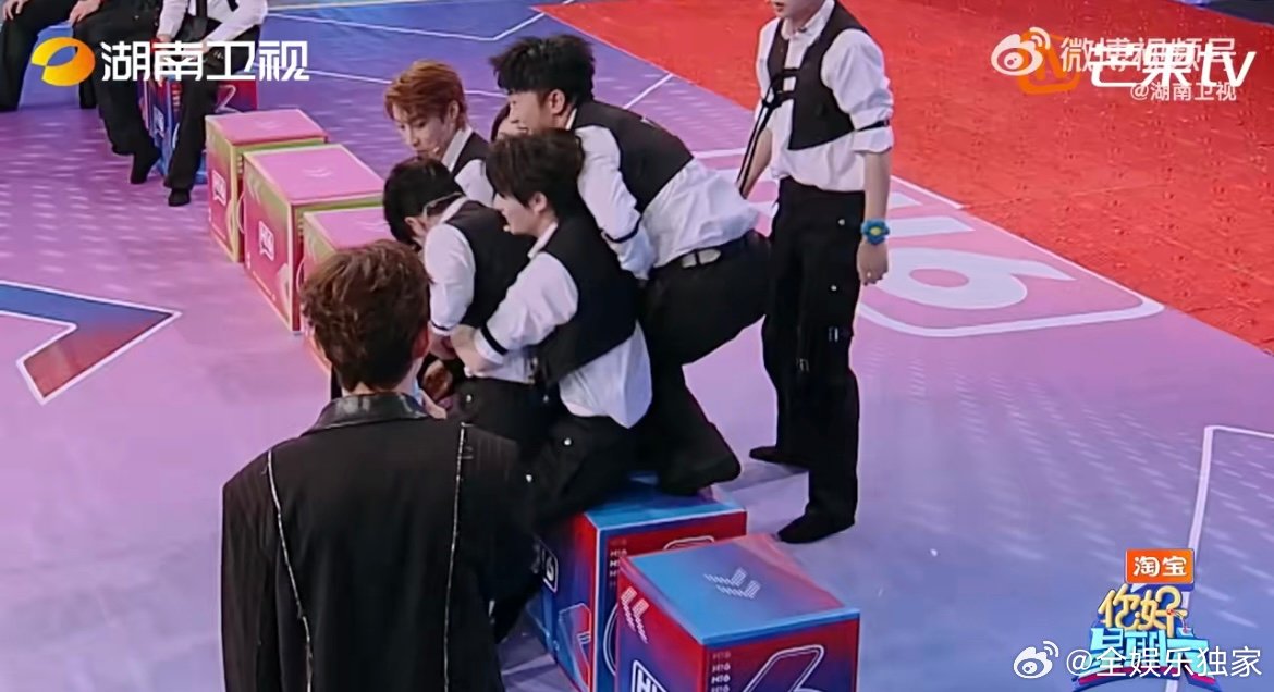 综艺名场面再加一！丁程鑫憋到最后一秒放大招，一把将檀健次“端”进目标位置，行云流