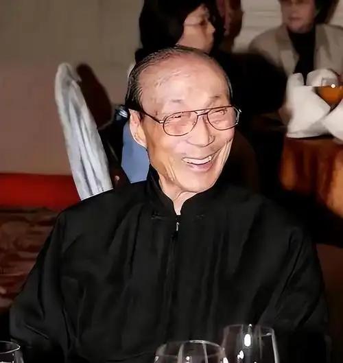 邵逸夫是个谜，他每年向国内捐1亿港币。2014年邵逸夫去世，他死后200多亿财产