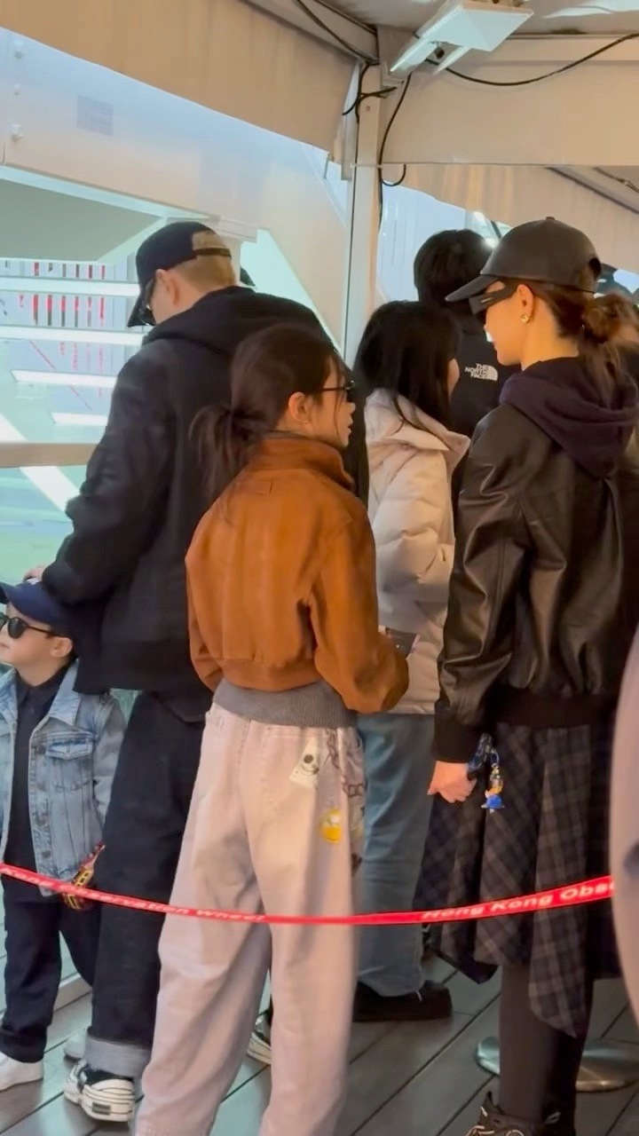 香港偶遇戚薇一家坐摩天轮香港偶遇戚薇李承铉一家坐摩天轮 是一家四口！！！ 