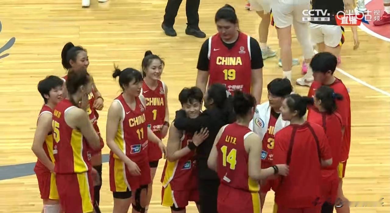 看的出来，郑薇教练与女篮姑娘们的感情还是很深的，与中国女篮的感情也是很深的。
赛