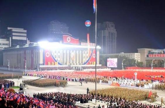 朝朝鲜为什么要在夜晚，举行阅兵仪式呢？是出于安全考虑吗？
 
朝鲜2025 年 