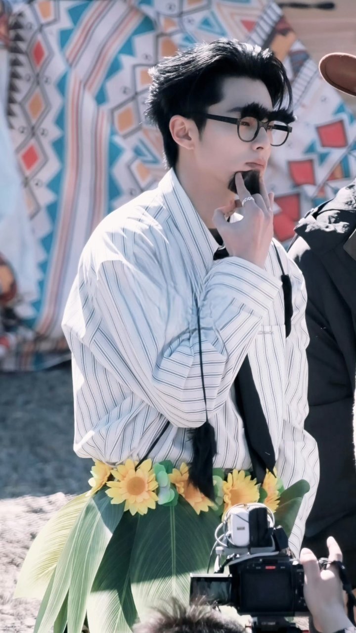 王鹤棣贴着小胡子穿着草裙王鹤棣穿草裙 王鹤棣穿草裙啦！！！ 