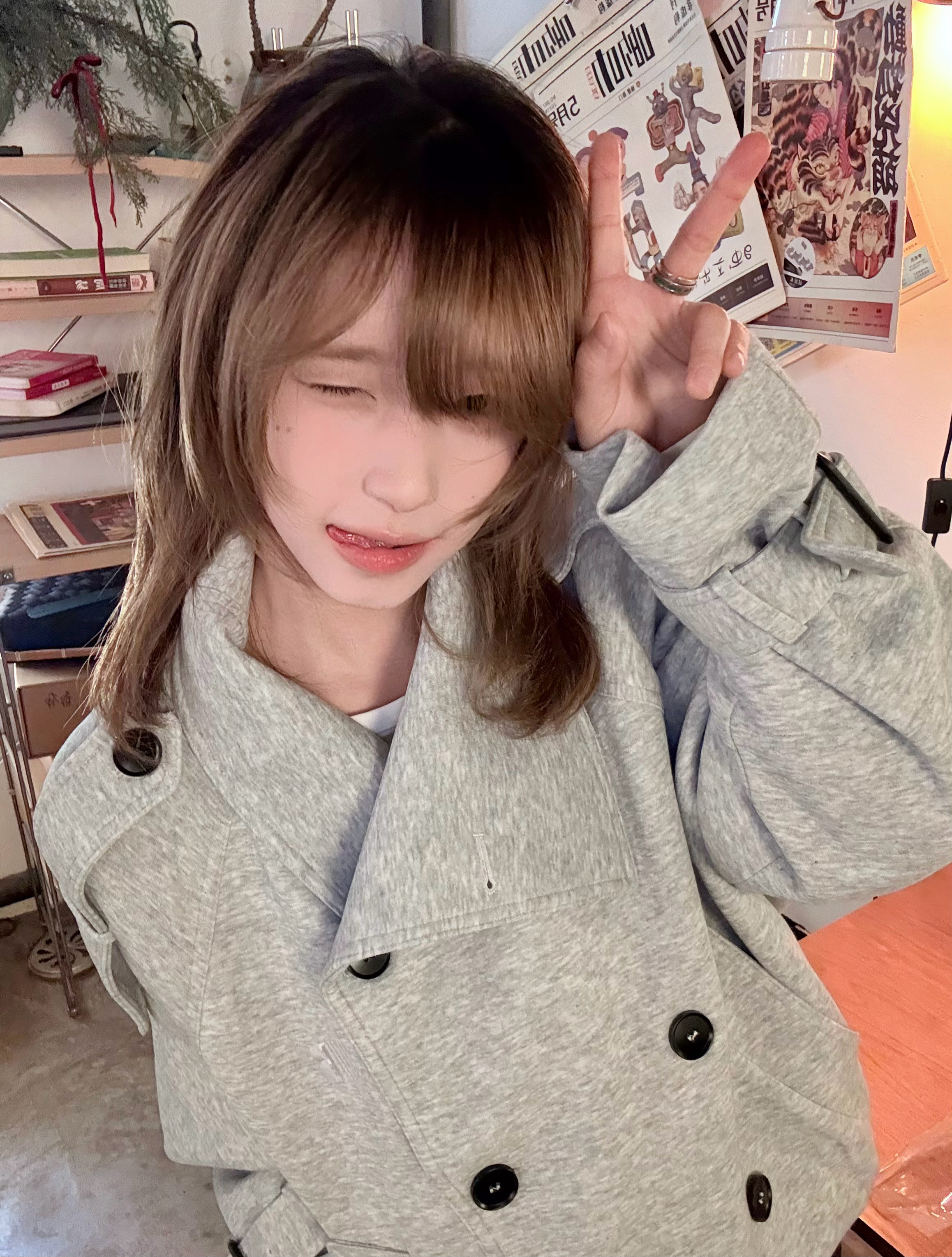 灰色大衣搭配小蛋糕来到一家温暖的店 店里的工作人员态度都很好楼上的小商铺也很有个