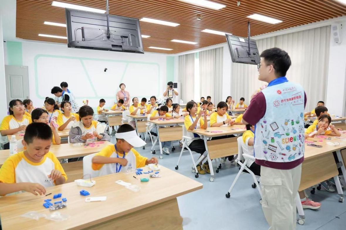 宁波搭科创桥梁拉近甬库少年的距离以科创为纽带，让两地少年双向奔赴。“甬库同心·科