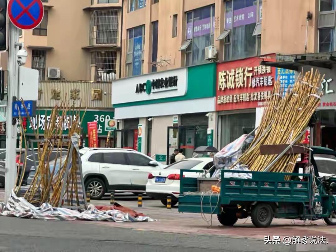 四川成都，男子单位楼下有个卖甘蔗的大哥，风雨无阻摆摊。这天他突然发现大哥不见了，