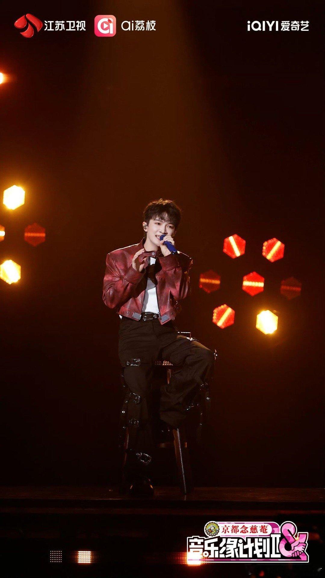 周深上一首破碎人夫下一首野猫挠人 从卑微人夫到“野猫”挠人，周深一周内完成情感极