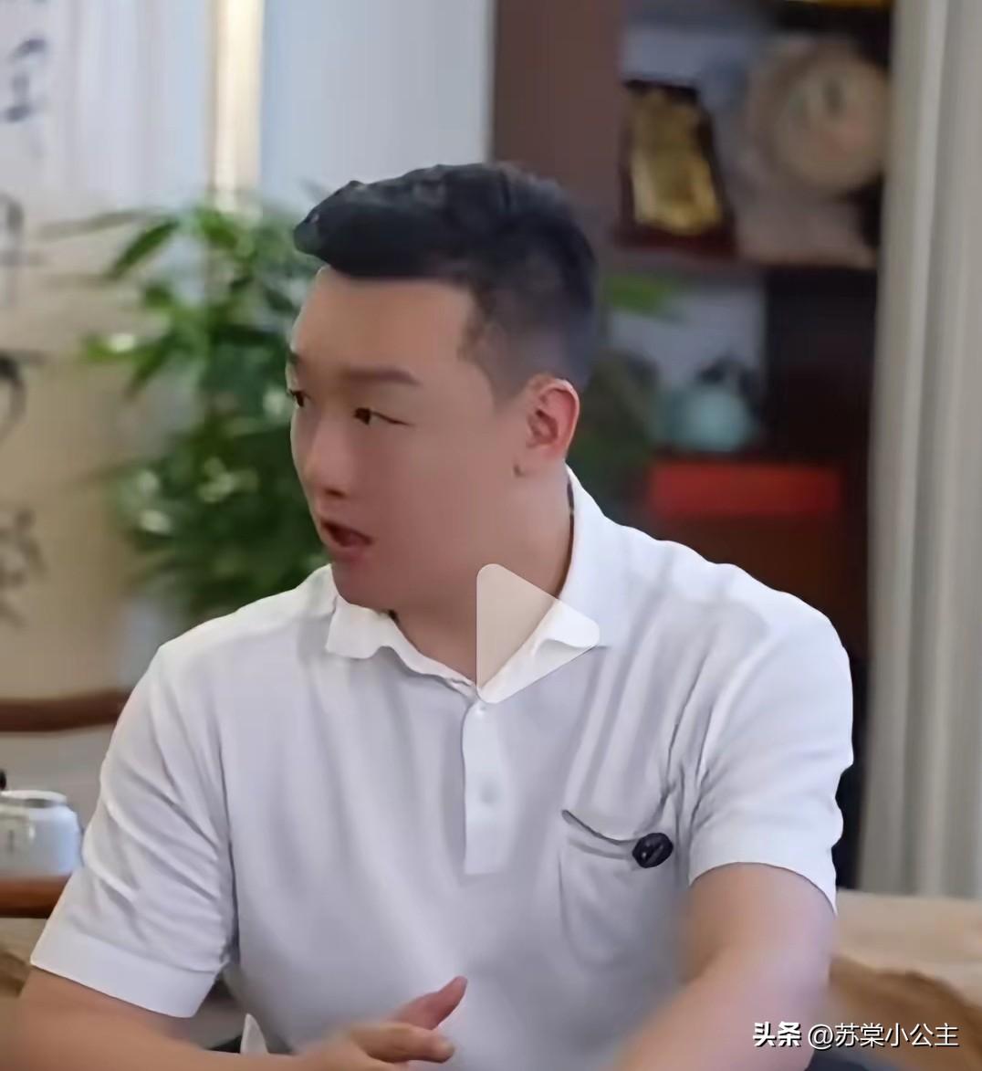 范姝涵1:3输给早田希娜，现场解说徐晨皓都怒了！

他说:
范姝涵的战术有问题，