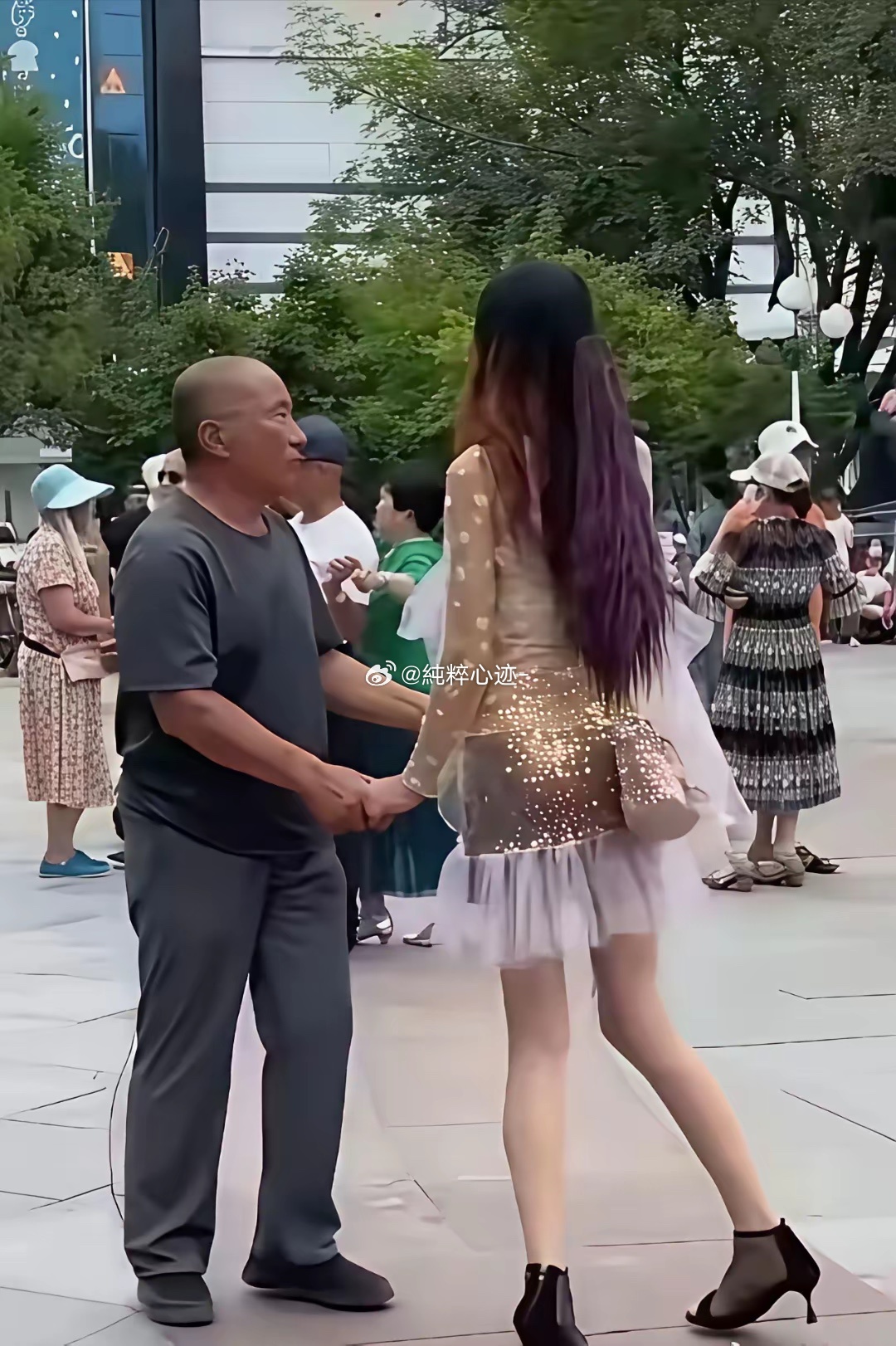 本以为这是大爷的高光时刻，结果一看 