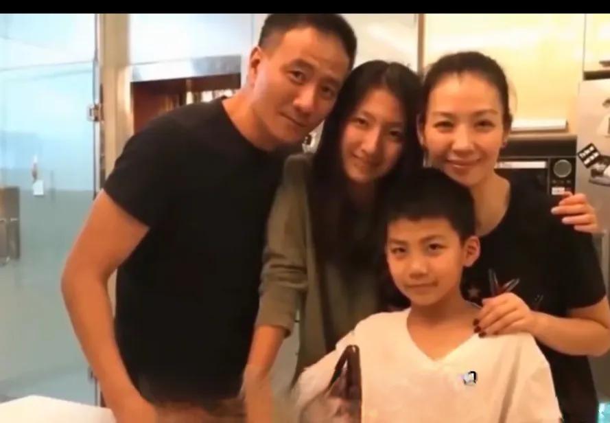 演员胡军一家四口合影。女儿漂亮，儿子帅气。幸福的一家人！