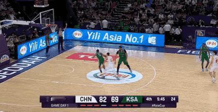 不是关系户！高诗岩上场连续为中国男篮立功！老将高诗岩，对这球的防守也太硬了，一次