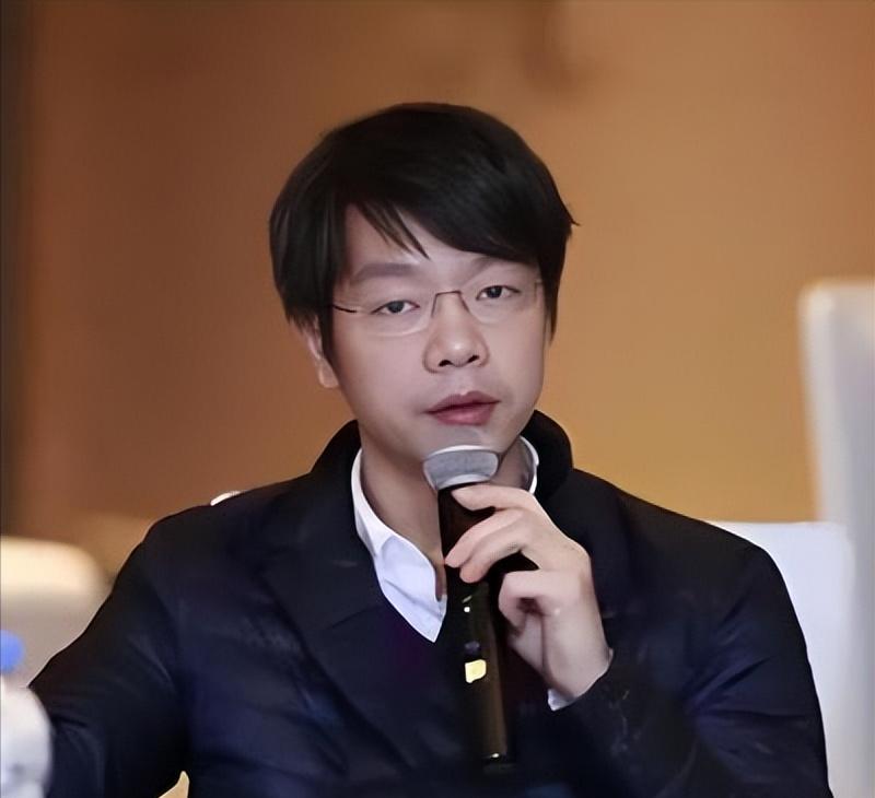 他是京东001号员工，名叫张奇，当年刘强东在中关村卖碟片的时候，张奇就是刘强东招