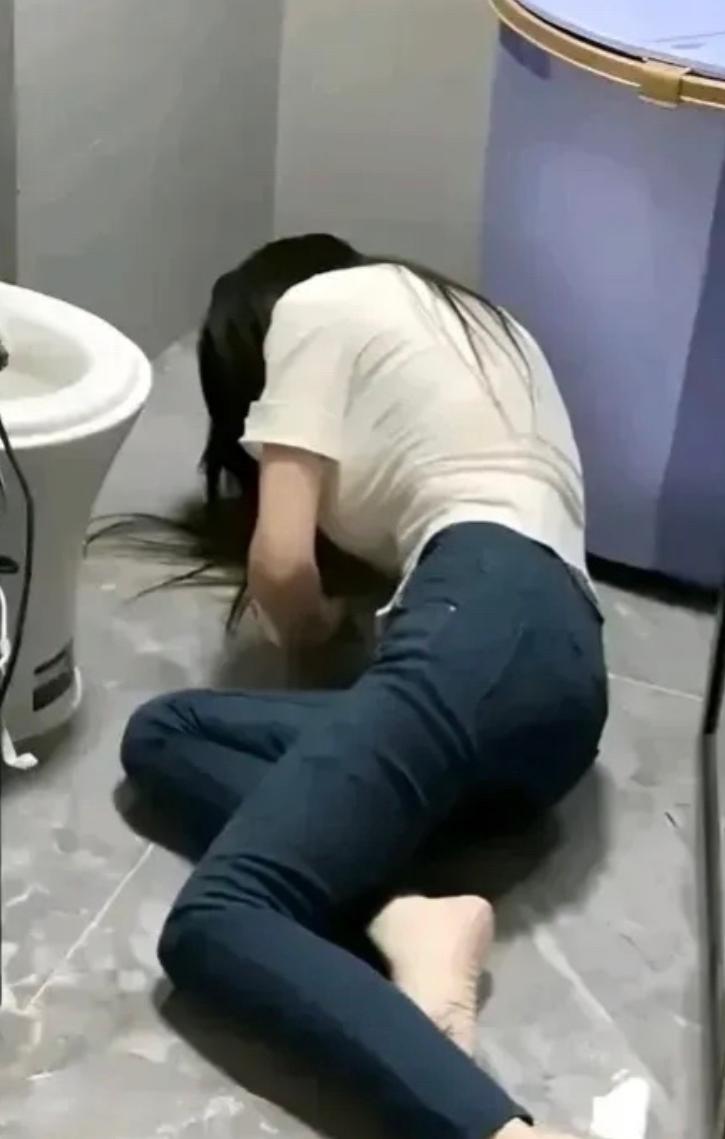 河南，16岁女孩在家上厕所时，不慎摔倒，经抢救无效死亡，家属悲痛之余，想到学校曾