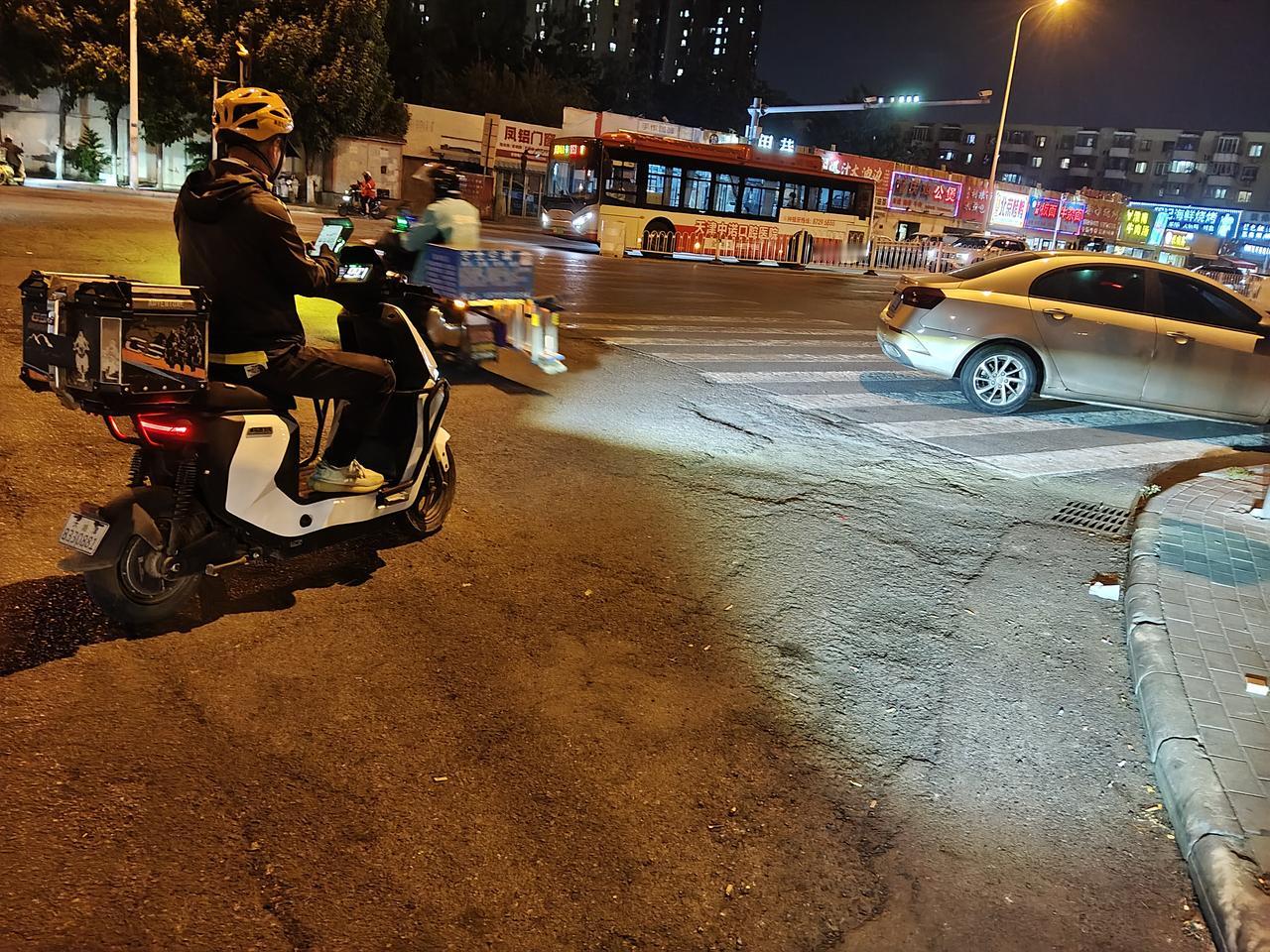 说实在的，虽然我也是骑手，但特别烦某些骑手的4种行为。

1.骑车的时候，音响放