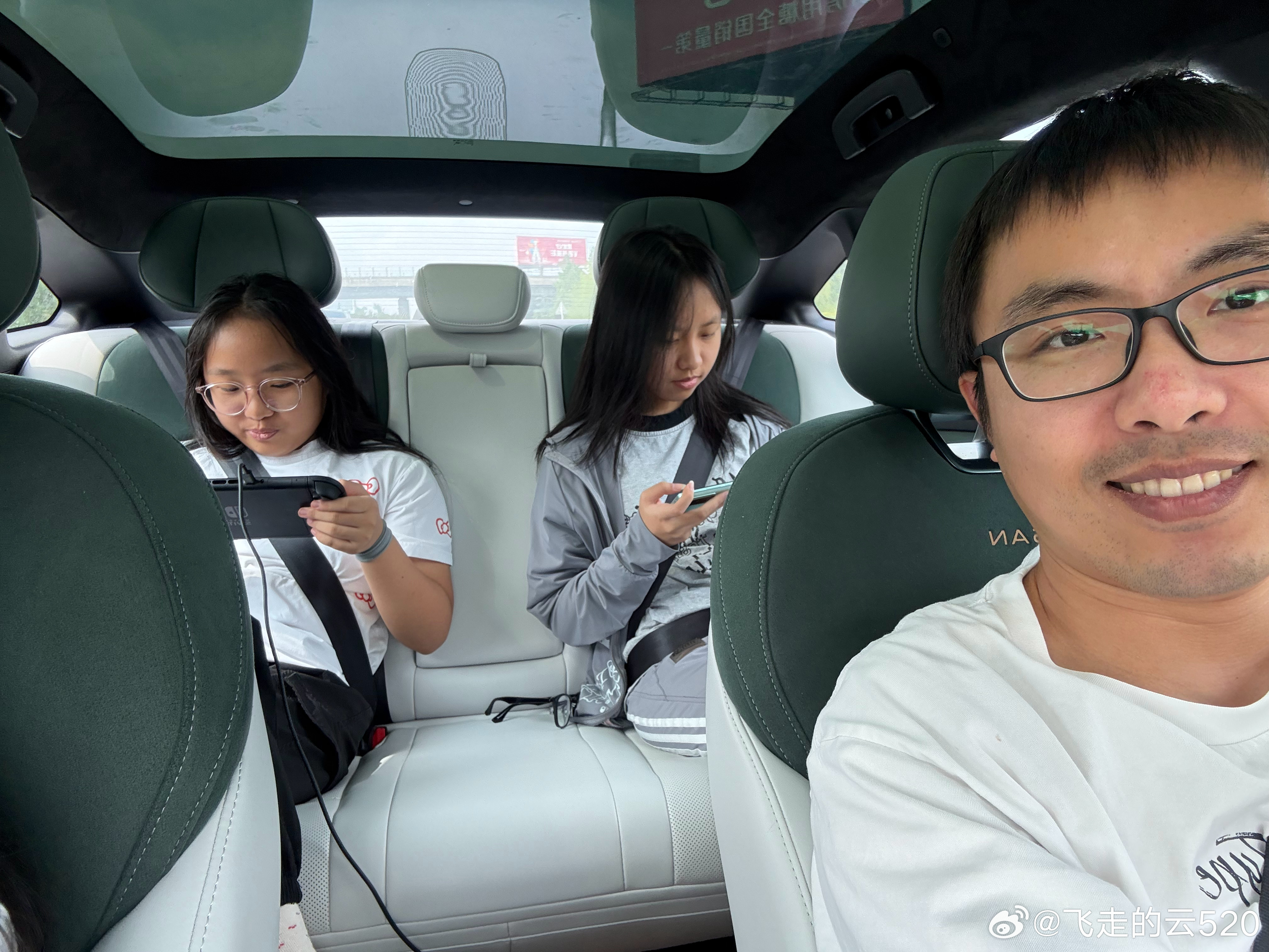 switch还是娃的旅途好伴侣N7厚实软糯的后排也是好搭档后排也都要系好安全带任