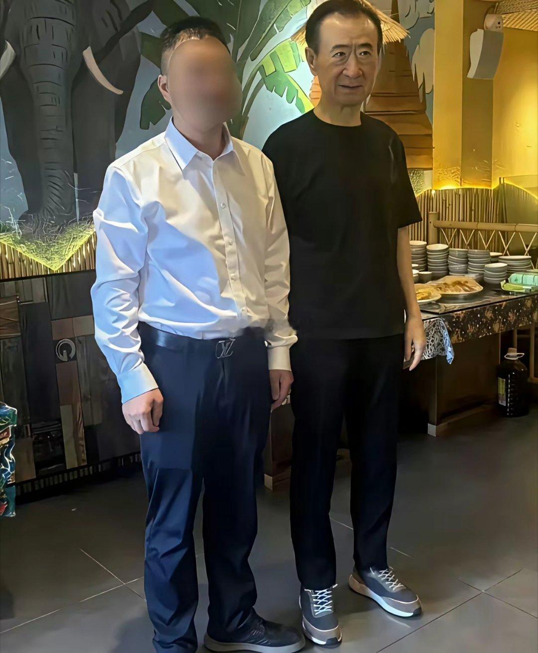王健林现身云南被偶遇。儿子在法国度假的时候，老爷子依旧在四处谈生意，看着瘦了不少