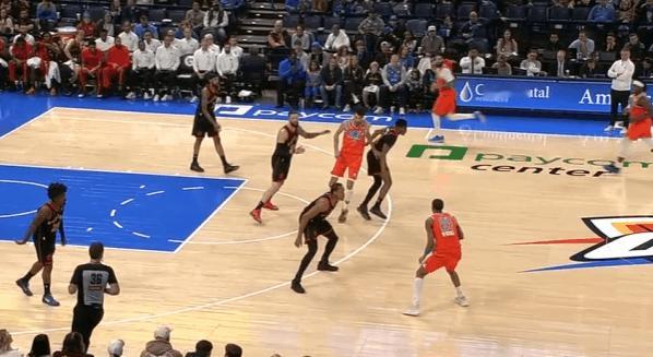 逐帧拆解：对阵雷霆再送3帽，巴恩斯近两场合计送出9记封盖图1猛龙小阵容，巴恩斯跟