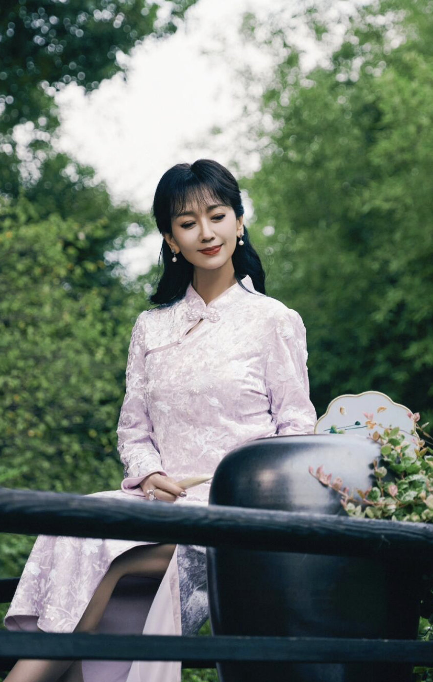 赵雅芝把非遗穿在了身上 赵雅芝这身非遗装扮太绝了！传统元素被演绎得既古典又时髦，