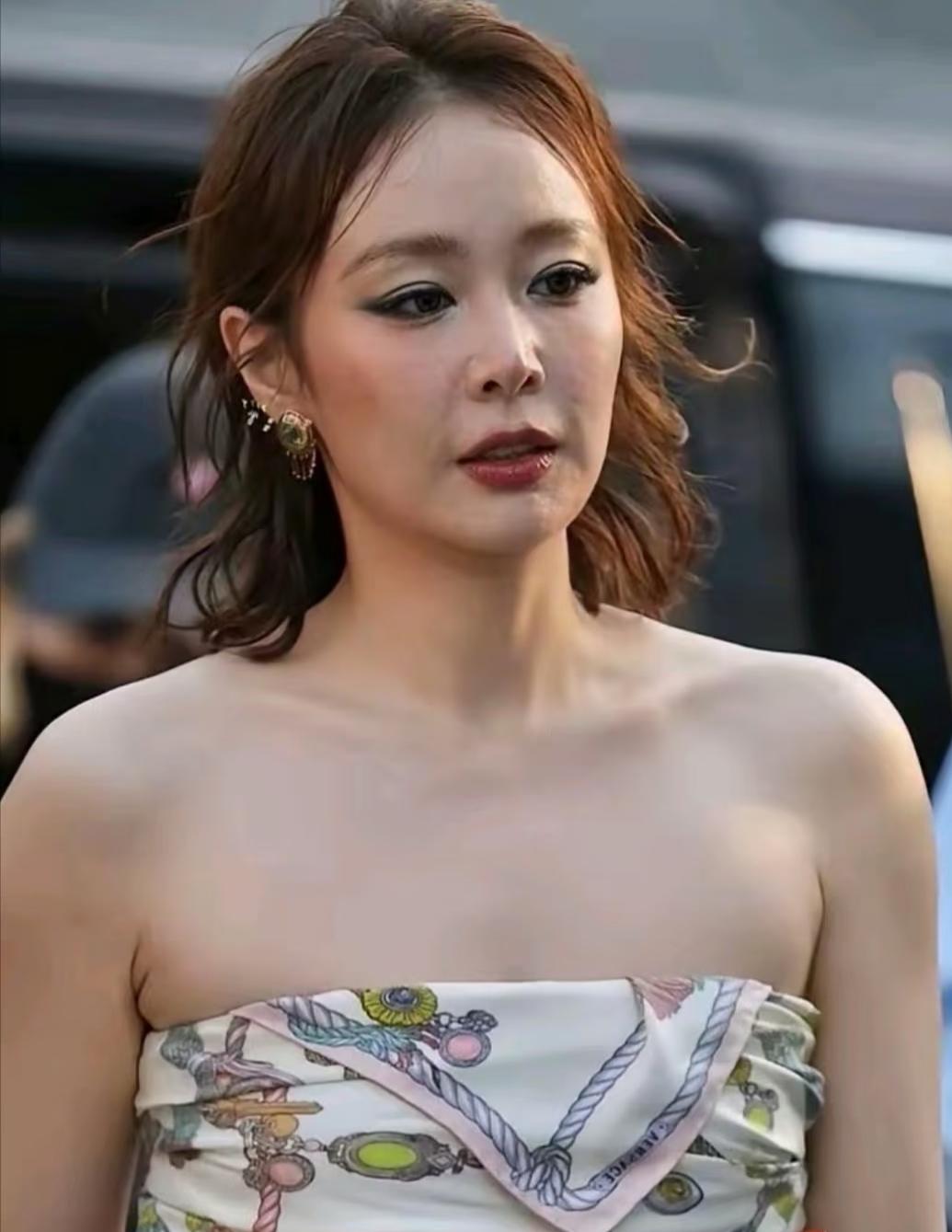 高叶丝巾穿出高级感！有时我在想，审美真的是有门槛啊，人红了后会慢慢提升的。

高