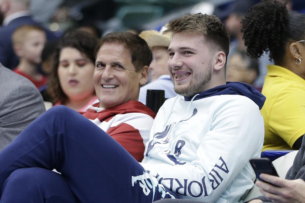 库班在《DLLS Mavs Podcast》节目中谈到了东契奇。库班表示：“当我