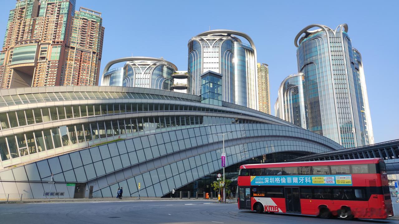 漫步香港西九龙，
城市街景，
特色建筑。
时尚大方，
别有魅力。