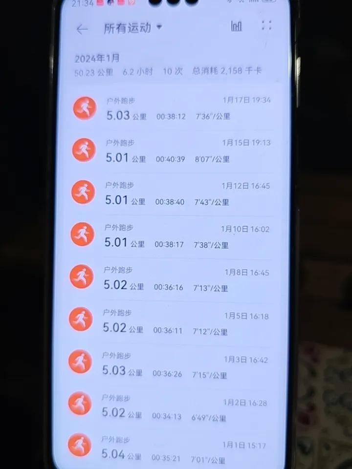 我有三个手机。
水果机已经退役，现在只用来录视频。
华为手机大，携带不便，通常用