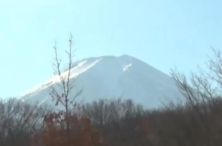 好消息好消息。
不出意外，富士山面临喷发，日本群众担忧。

这已经是沉睡了300