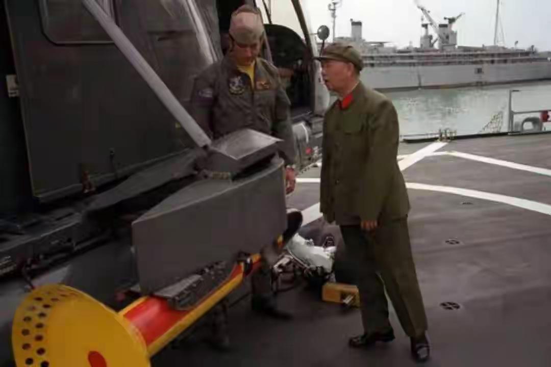 这是一张真实的照片！照片拍摄于1980年，已经64岁的刘华清将军第一次登上美国“