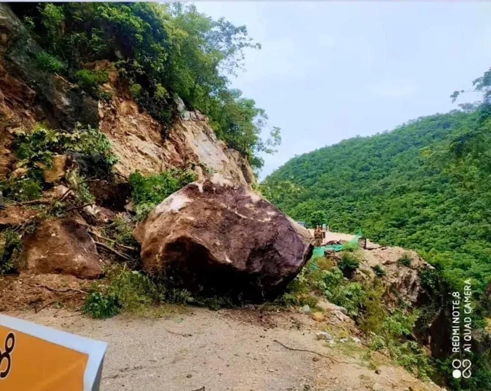 缅甸掸邦南部茂梅镇和朗科镇之间南墩村附近，8月23日早上，发生了山体滑坡，致该路