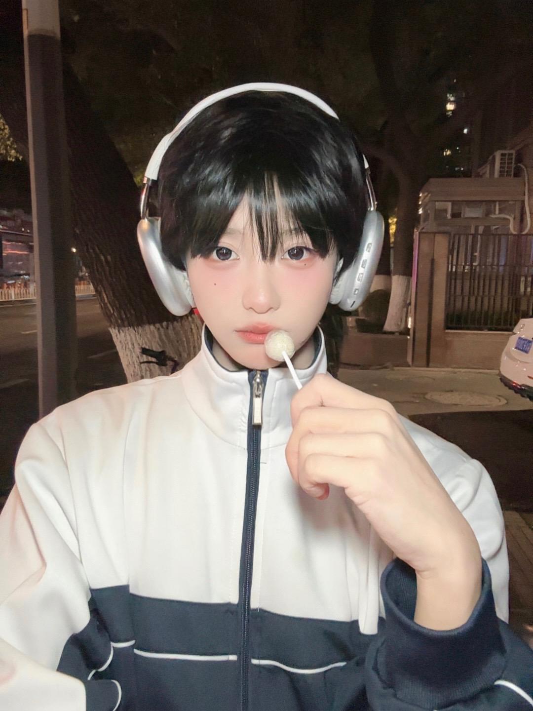 爱人的心脏是颠倒世界的一万六千亩玫瑰。