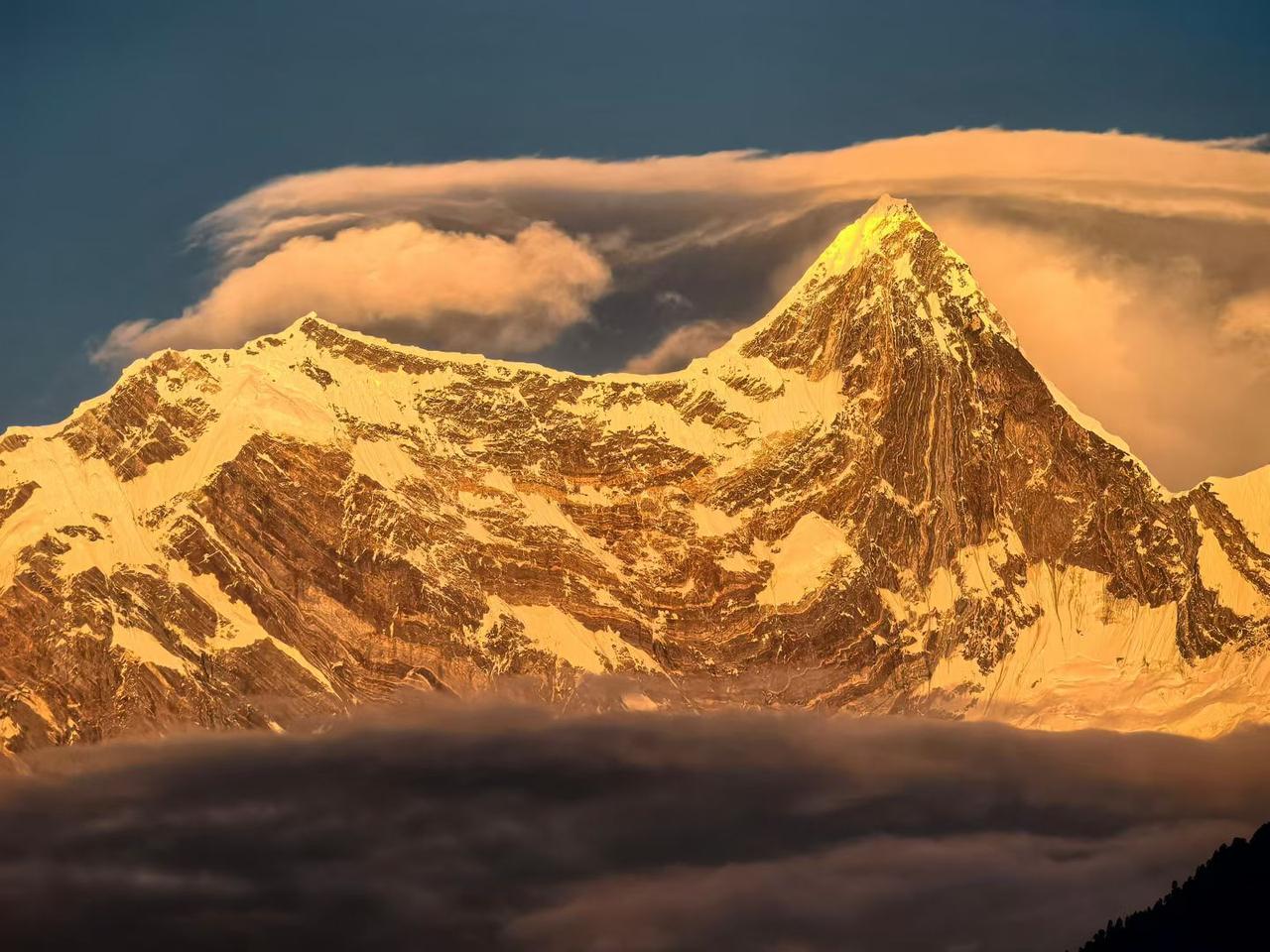 值此132周年，再拜读伟人此篇诗词：
小小寰球，有几个苍蝇碰壁。嗡嗡叫，几声凄厉