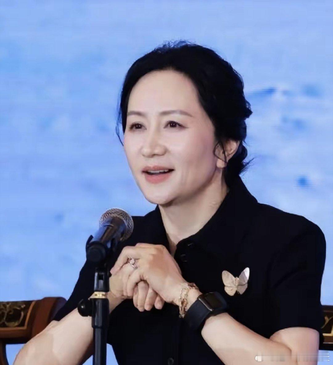 大家发现没有？孟晚舟跟以前差别真的好大。不是说变老了，也不是长相变好看了，就是整