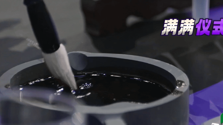 厨综选手致敬周星驰 舌尖演绎经典！鸡翅化身秋香，趣味还原含笑半步癫，毛笔刷酱氛围
